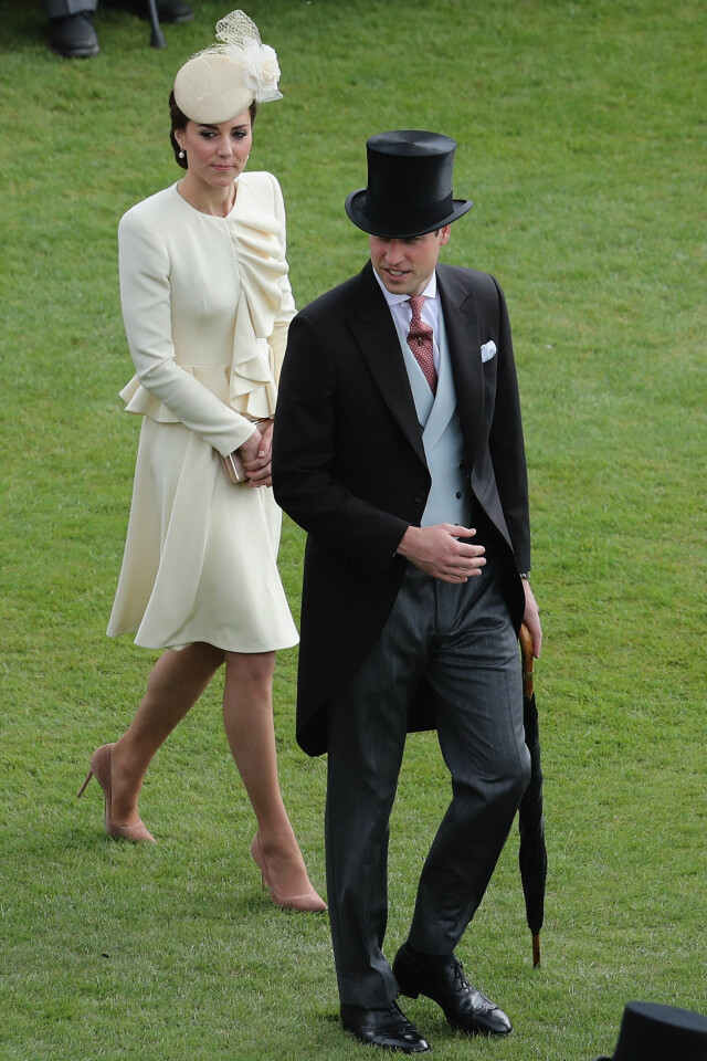 ELEGANT: Hertuginne Kate i høyhælte pumps sammen med prins William på en hagefest ved Buckingham Palace i London 24. mai. Foto: Pa Photos ELEGANT: Hertuginne Kate i høyhælte pumps sammen med prins William på en hagefest ved Buckingham Palace i London 24. mai. Foto: Pa Photos